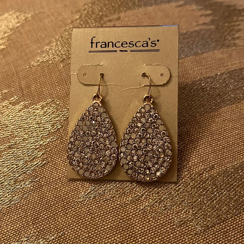 New with tags Francesca’s Sparkly Tear drop earrings.